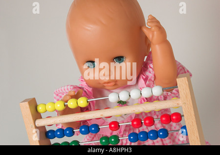L'arithmétique d'apprentissage, à l'aide d'un abaque de poupée Banque D'Images