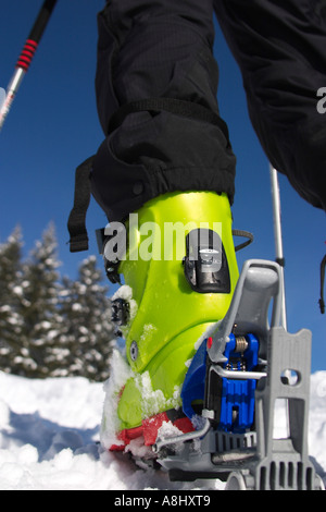 Fixation de ski vert à partir de la jambe gauche sur le Skitour à l'Scheinbergspitze proche de château Linderhof en Allemagne Banque D'Images