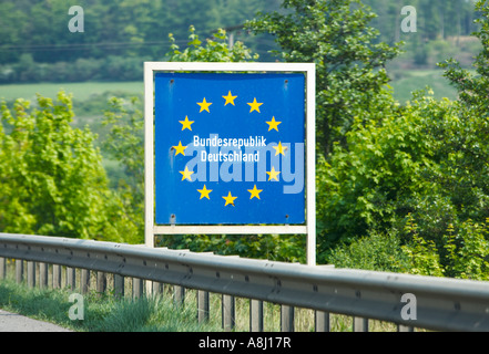 Panneau de frontière de l'autobahn allemand à l'entrée de l'Allemagne, frontières européennes. Banque D'Images
