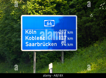 Allemand autobahn signe de distance de destination signe en kilomètres, autoroute, Allemagne, Europe Banque D'Images