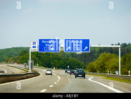Voitures circulant sur une autoroute allemande avec des panneaux routiers près de Koln en Allemagne, Europe Banque D'Images