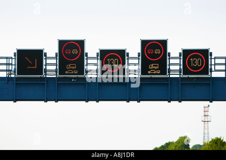 Autoroute allemande limite la vitesse du bras électroniques limitant les signes pour les camions et remorques de dépassement en Allemagne Europe Banque D'Images