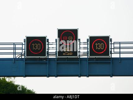 Autoroute allemande limite de vitesse électronique limitant les signes pour les camions et remorques de dépasser l'Allemagne Europe Banque D'Images