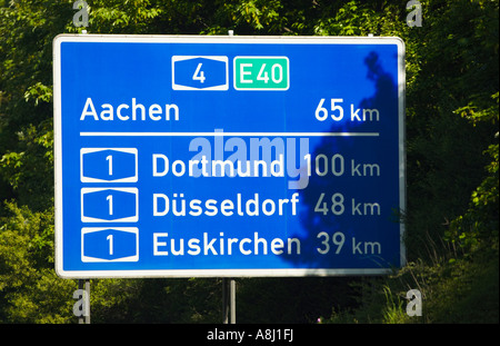 Autoroute allemande distance destination sign in Allemagne Europe Banque D'Images