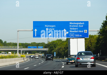 Conduire sur une autoroute allemande en Allemagne Europe Banque D'Images