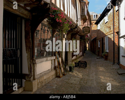 St John's Alley avec cadre en bois 15e siècle bâtiments sur la gauche, des maisons de brique rouge et blanc façade peinte à droite, Devizes, Wiltshire, Royaume-Uni Banque D'Images