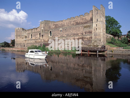 Ruines du château de Newark à côté fleuve Trent Banque D'Images