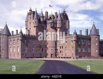 Pelouse en voiture et pelouse devant le château écossais historique de Glamis Bâtiment classé façade en élévation principale dans le domaine de campagne Glamis Angus Écosse Royaume-Uni Banque D'Images