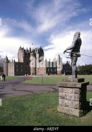 Diriger la statue du roi Charles Ier devant l'historique Château de Glamis écossais un bâtiment classé façade d'élévation principale Glamis Angus Ecosse Royaume-Uni Banque D'Images