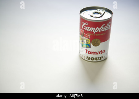 Sudio shot d'une boîte de soupe aux tomates Campbell s'assied sur une surface blanche historique 2006 Banque D'Images