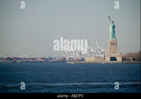 Vue sur le port de New York la statue de la liberté Port Jersey USA Feb 2006 Banque D'Images