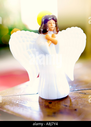 Les ailes battantes ange en plastique blanc en face de l'arbre de Noël sur la table debout Banque D'Images