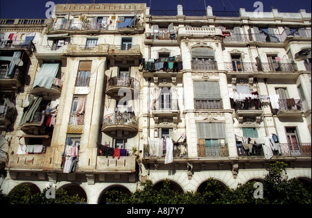 Vue sur la rue du quartier de Bab El Oued à Alger en Algérie 2000 Banque D'Images