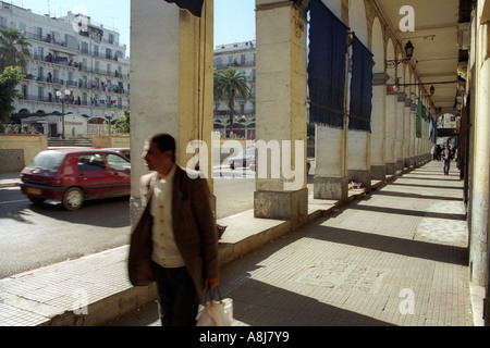 Vue sur la rue du quartier de Bab El Oued à Alger en Algérie 2000 Banque D'Images