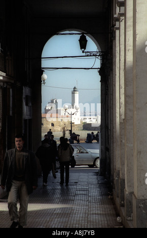 Vue sur la rue du quartier de Bab El Oued à Alger en Algérie 2000 Banque D'Images