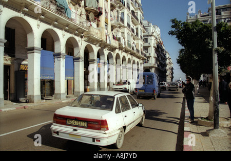 Vue sur la rue du quartier de Bab El Oued à Alger en Algérie 2000 Banque D'Images