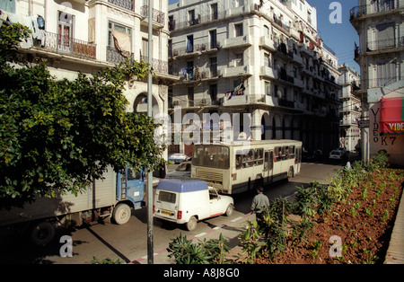 Vue sur la rue du quartier de Bab El Oued à Alger en Algérie 2000 Banque D'Images