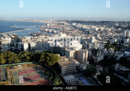 Large vue sur la baie d'Alger et la ville depuis le balcon de l'hôtel El Aurassi en Algérie 2000 Banque D'Images