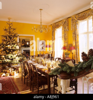 Table de dîner de Noël ensemble avec tree Banque D'Images