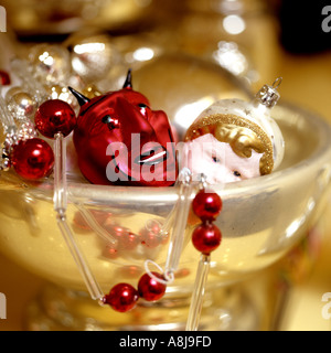 L'ange et diable décorations de Noël / baubles Banque D'Images