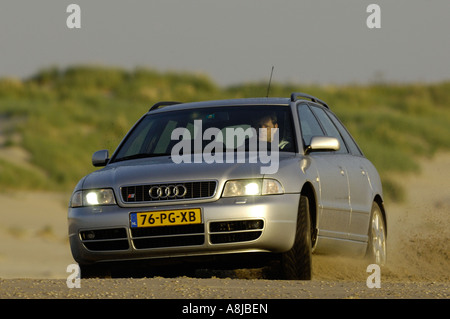 Audi S4 V6 biturbo voiture wagon 2000 moteur 2001 Allemagne en pleine action sur la plage A4 Trimestre frein accélération Banque D'Images