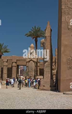 Voyages en groupe au temple de Karnak Banque D'Images