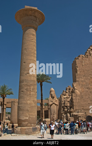 Voyages en groupe au temple de Karnak Banque D'Images