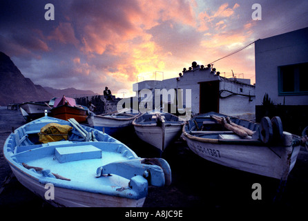 Gran Canaria années 1990 coucher de soleil sur la vieille partie du village de pêcheurs historique Puerto de las Nieves Las Palmas Îles Canaries Gran Canaria Espagne Banque D'Images