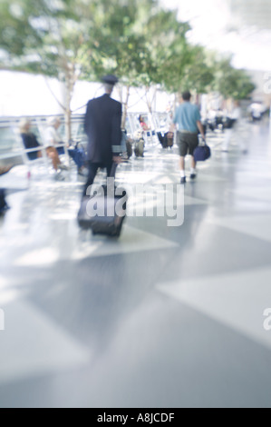 L'équipage de vol avec le matériel roulant de l'aéroport international Douglas cas Charlotte NC Banque D'Images