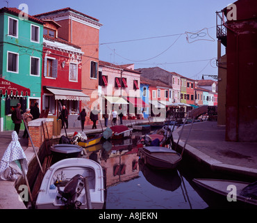 Maisons de pêcheurs aux couleurs vives sur l'île de Burano, dans la partie nord de la lagune de Venise, Italie Banque D'Images