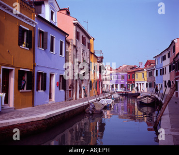 Maisons de pêcheurs aux couleurs vives sur l'île de Burano, dans la partie nord de la lagune de Venise, Italie Banque D'Images