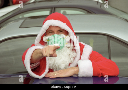 Père Noël portant un masque de protection sur un parking Le Royaume-Uni Banque D'Images