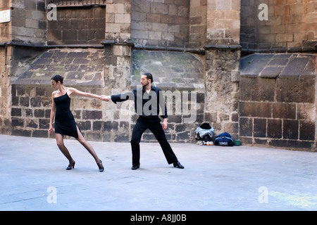 Les artistes de rue danse dans les étroites ruelles du quartier gothique de Barcelone Banque D'Images