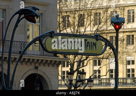 Style Art Nouveau classique Métro ouvragée signe sur rue parisienne, Paris, France Banque D'Images