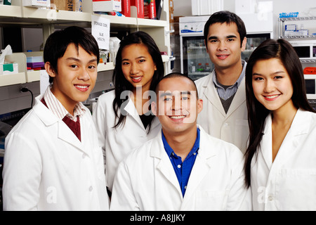 Portrait d'un groupe de pharmaciens dans un laboratoire Banque D'Images