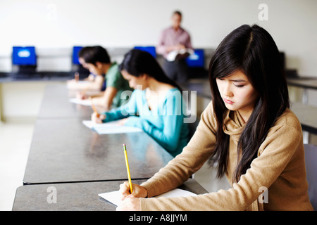 Portrait d'une jeune femme les examens donnant dans une salle de classe Banque D'Images