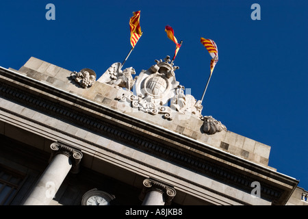 Drapeaux au vent au-dessus de l'Ajuntament de ville de Barcelone Plaça de Sant Jaume Banque D'Images