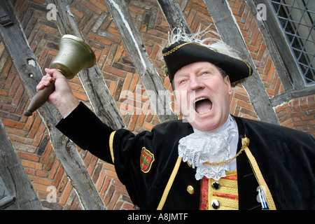 Colchester crieur public Robert Needham en action sa sonnerie bell et crier Banque D'Images