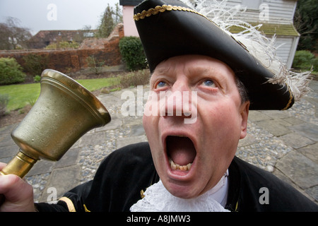 Colchester crieur public Robert Needham en action sa sonnerie bell et crier Banque D'Images