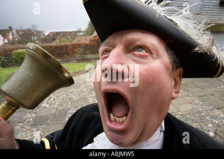 Colchester crieur public Robert Needham en action sa sonnerie bell et crier Banque D'Images