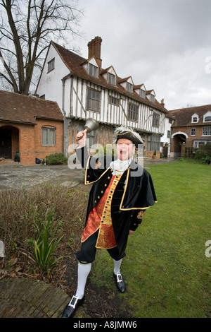 Colchester crieur public Robert Needham en action sa sonnerie bell et crier Banque D'Images