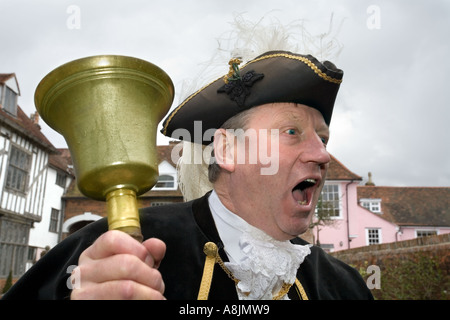 Colchester crieur public Robert Needham en action sa sonnerie bell et crier Banque D'Images