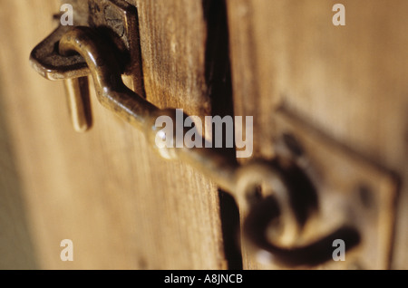 Close up of old le verrouillage ou le crochet sur la porte en bois ou du cabinet Banque D'Images