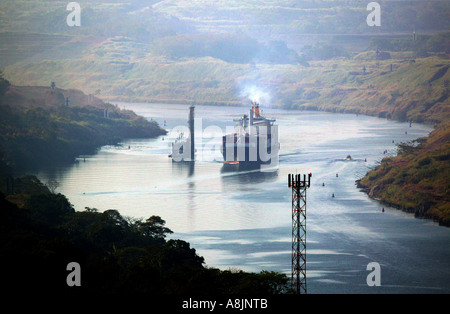 Paysage du canal de Panama avec navire naviguant à travers le canal de Panama à Culebra Cut, également appelé Gaillard Cut, République de Panama, Amérique centrale. Banque D'Images