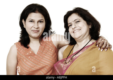 Portrait of a Mid adult woman and a young woman smiling Banque D'Images