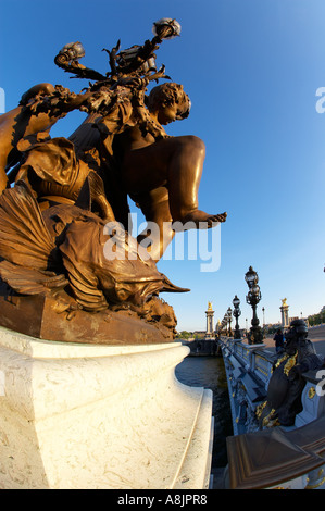 Pont Alexandre III pont sur la Seine avec l'Hôtel des Invalides au-delà de Paris France Banque D'Images