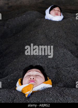 La femme japonaise enfouis dans le sable chaud à Ibusuki Japon Kyushu Banque D'Images