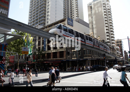 Train Monorail au coin sud-ouest des rues Pitt et George avec les piétons dans le centre-ville de Sydney en Nouvelle-Galles du Sud EN IN Banque D'Images