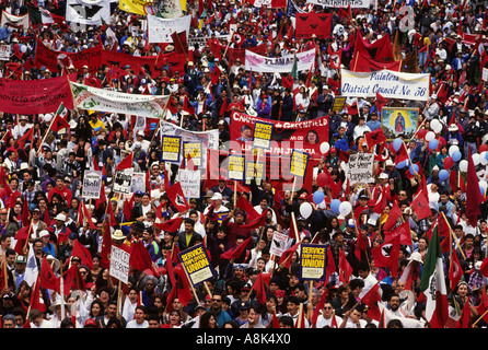 United Farmworkers membres et sympathisants en masse avant de la California State Capitol. Banque D'Images