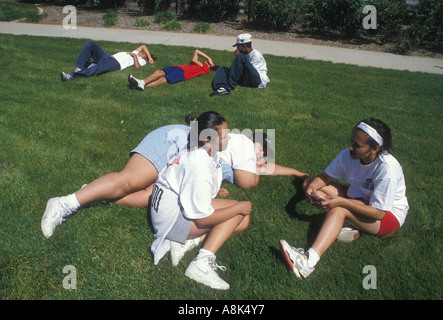 Les marcheurs de l'Ouvrier agricole reposer en dehors de Sacramento, Californie, 1994 peregnacion Cesar Chavez. Banque D'Images